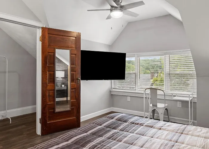 Homestay Oakland, !f Unique And Stylish Private Bedroom With Private Bathroom *